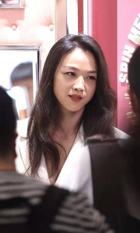 显得 汤唯的性感永远秀的这么高级,浅绿西装小深V,卷发红唇韵味拉满