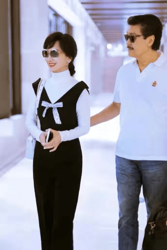 整体 赵雅芝真懂得往“嫩”了穿，T恤配背带裤，66岁比26岁还青春活力