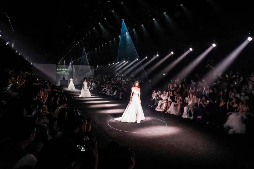 品牌 SS2022上海时装周SIFS绚烂启幕，VERA WANG BRIDE亮相开幕首日派对之夜！