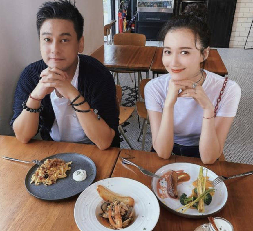 朱孝天 朱孝天老婆罕露面，穿T恤配百褶裙好娇俏，赖在老公怀里撒娇真甜