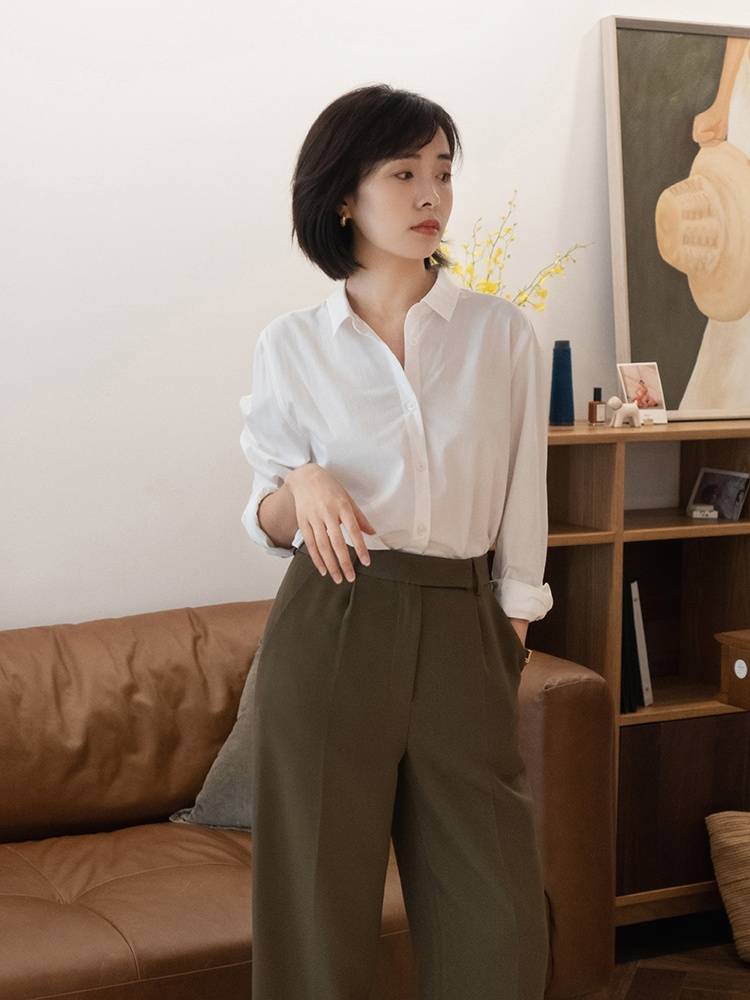 蓝色 上班的女生怎么选择衬衫？浅蓝色衬衫配西装裤或半身裙，就很好看