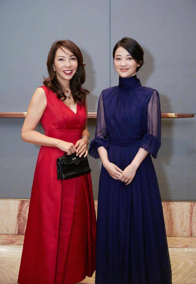身材 梅婷真会装嫩，剪波波头搭配条纹衬衫少女感十足