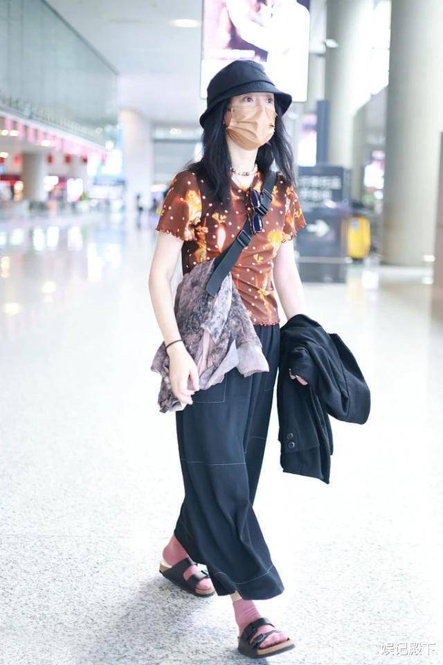 颜色 周迅走机场因穿着上热搜,见过衣品这么差的,没见过比这还差的!