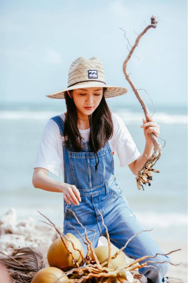整体 王鸥太有反差萌，穿T恤衫配“初恋裤”好少女，这状态哪像有37岁