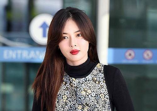 好身材 泫雅选的裙子很奇怪，好身材都藏住了，看着像个小孩一样