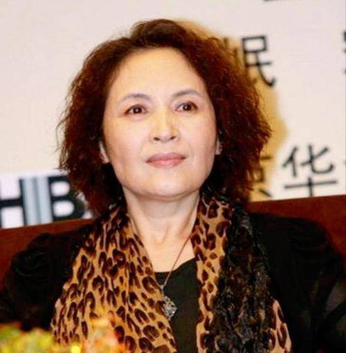 地方中年女人化妆：一个地方要白，一个地方要黑！不用装嫩，简单漂亮