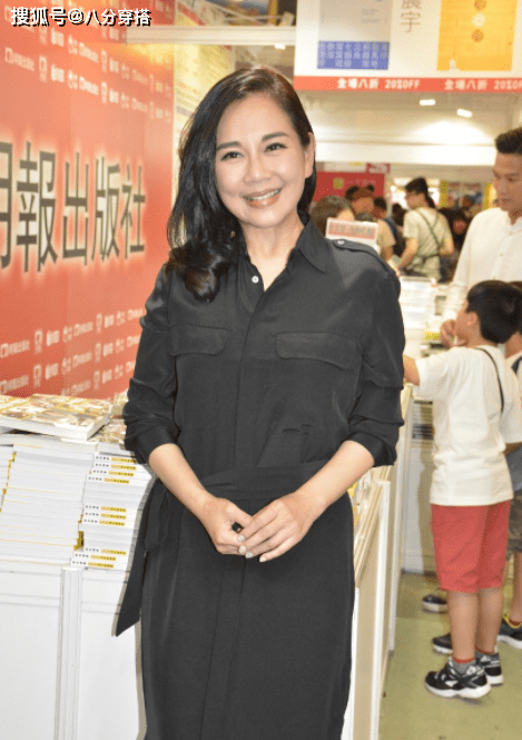 条纹 陈松伶挺会博眼球，穿半透视衬衫还用布带勒，真看不出有50岁