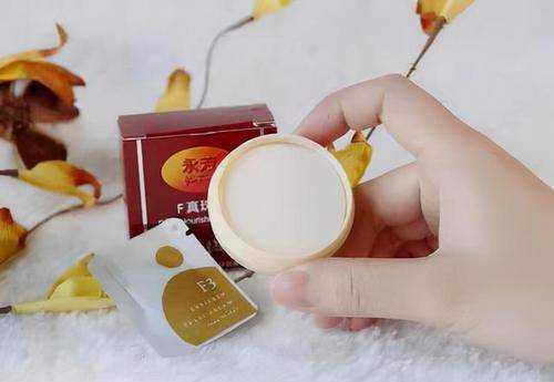 地方中年女人化妆：一个地方要白，一个地方要黑！不用装嫩，简单漂亮