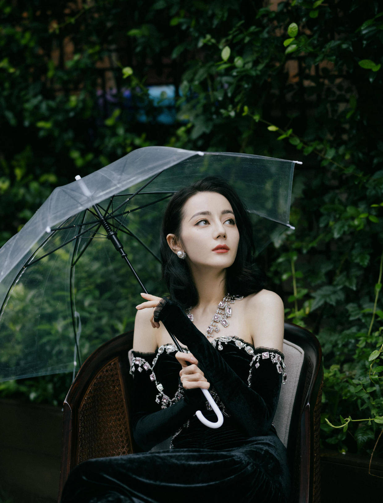 勾边 迪丽热巴又美出圈了，黑丝绒连衣裙秀直角肩，这气质同龄人比不了