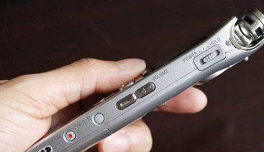 崩溃|幼儿老师发现孩子衣服标签被剪，背后原因让她崩溃，园长：已退园