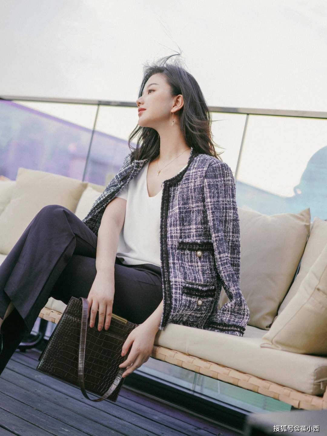 套装 三四十岁的女人想提升品味，别错过小香风外套穿搭，优雅又大气