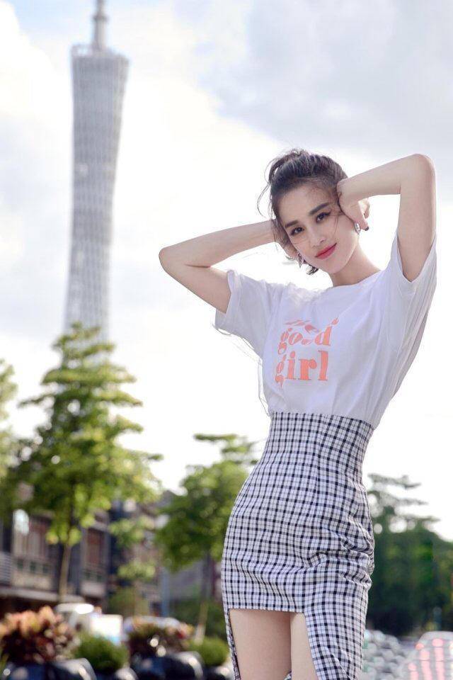 马尾 黄圣依太有“小心机”，格纹半身裙中间短两边长，不经意间秀美腿