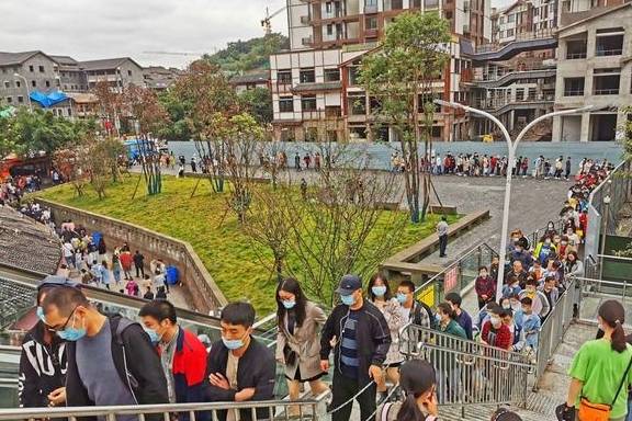 重庆旅游，人气不输洪崖洞的千年古镇，雨雾中同样被游客“攻陷”
