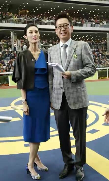 贵妇 李嘉欣胖了14斤更有贵妇味，和郑秀文同穿蓝色，看完不想减肥了