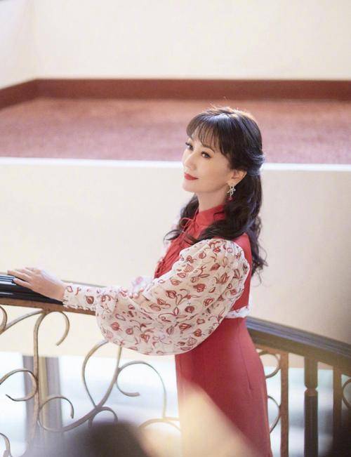 名媛 赵雅芝衣品真的好，基础款连衣裙穿出名媛气质，这哪是67岁的奶奶