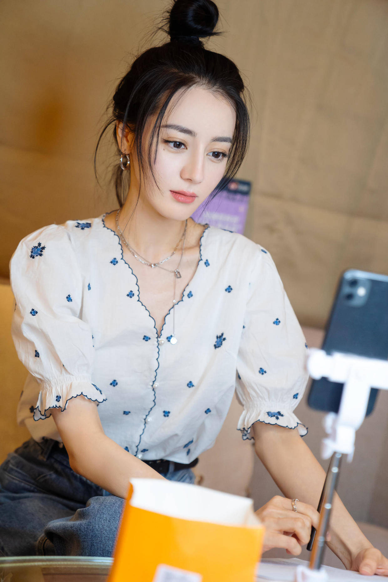 勾边 迪丽热巴又美出圈了，黑丝绒连衣裙秀直角肩，这气质同龄人比不了