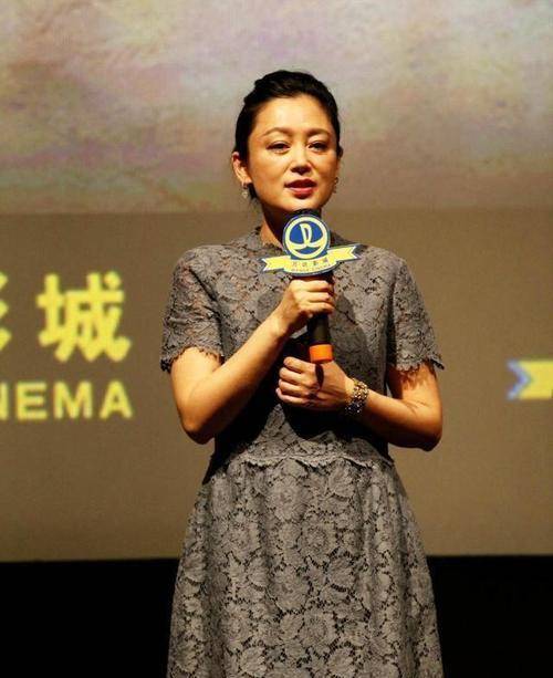 黑色 陈红的气质真不是吹,V领上衣搭格纹裙优雅高级,女人味尽显