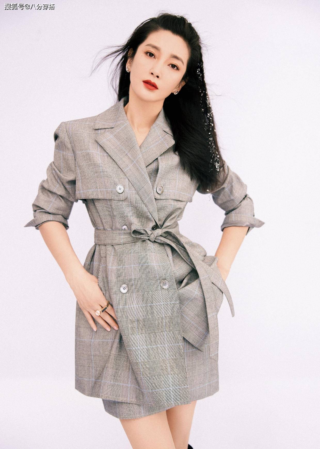 李冰冰 李冰冰新造型太美，绿毛衣配印花半裙大玩少女风，青春减龄好惹眼