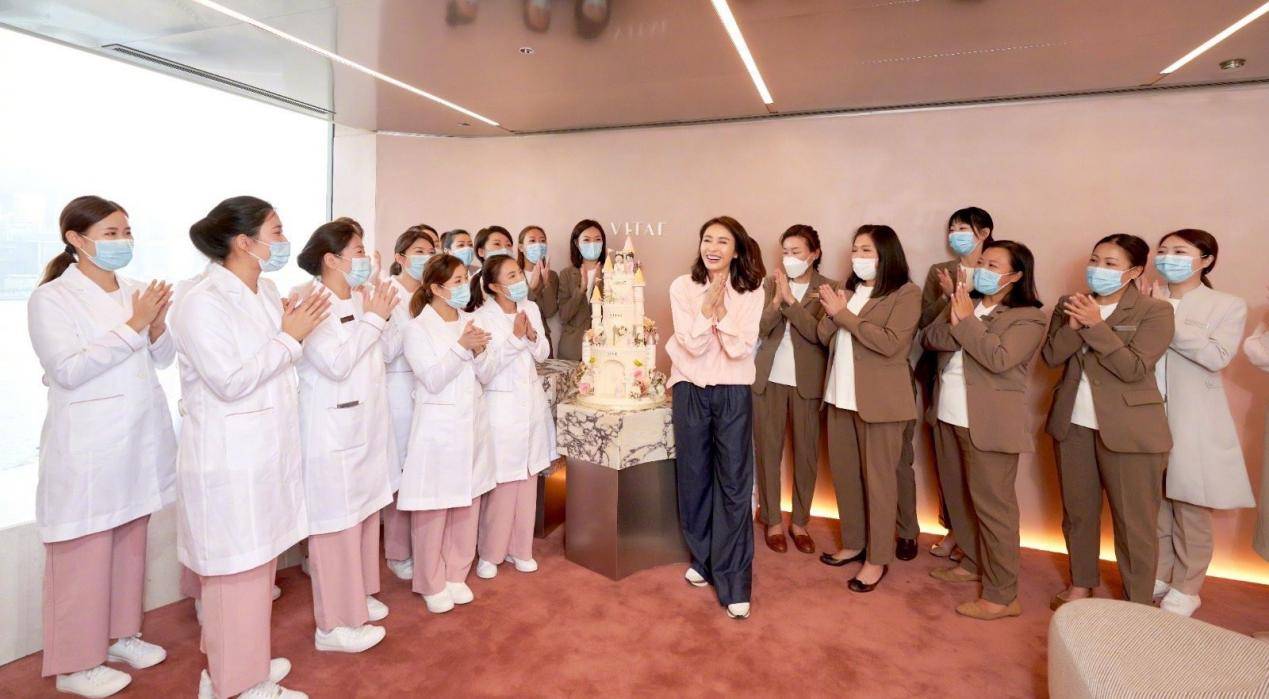 灯笼 黎姿为女儿庆生真细腻!穿香风外套配长靴,提灯笼折信纸母爱溢出