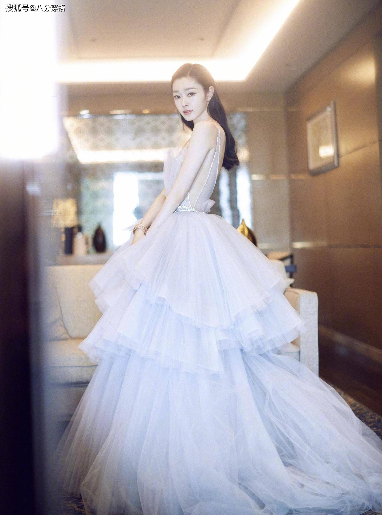 亮点 宋轶真是又美又飒，穿黑色皮衣帅气利落又有气场，美得高调