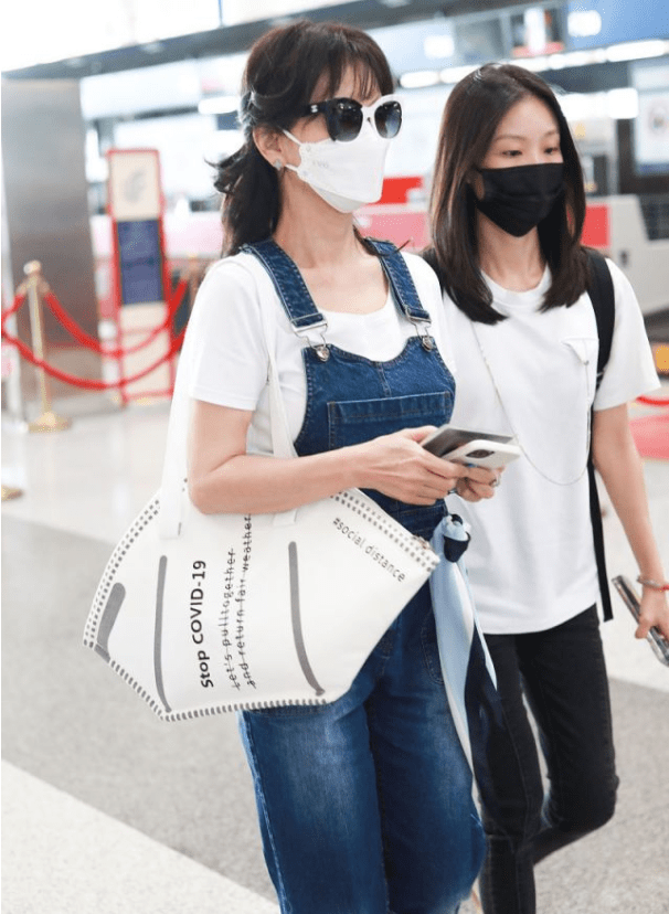 身姿 赵雅芝确实有扮嫩资本,66岁身姿仍窈窕,穿背带裤活力四射真青春