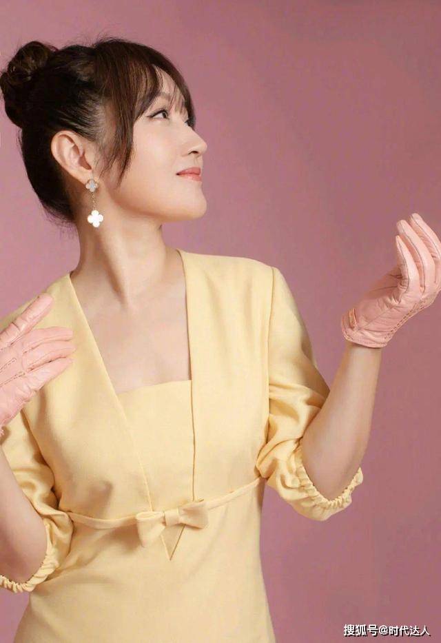 感觉 杨钰莹快半百依旧很年轻，穿黄色连衣裙优雅温柔，胶原蛋白脸真美