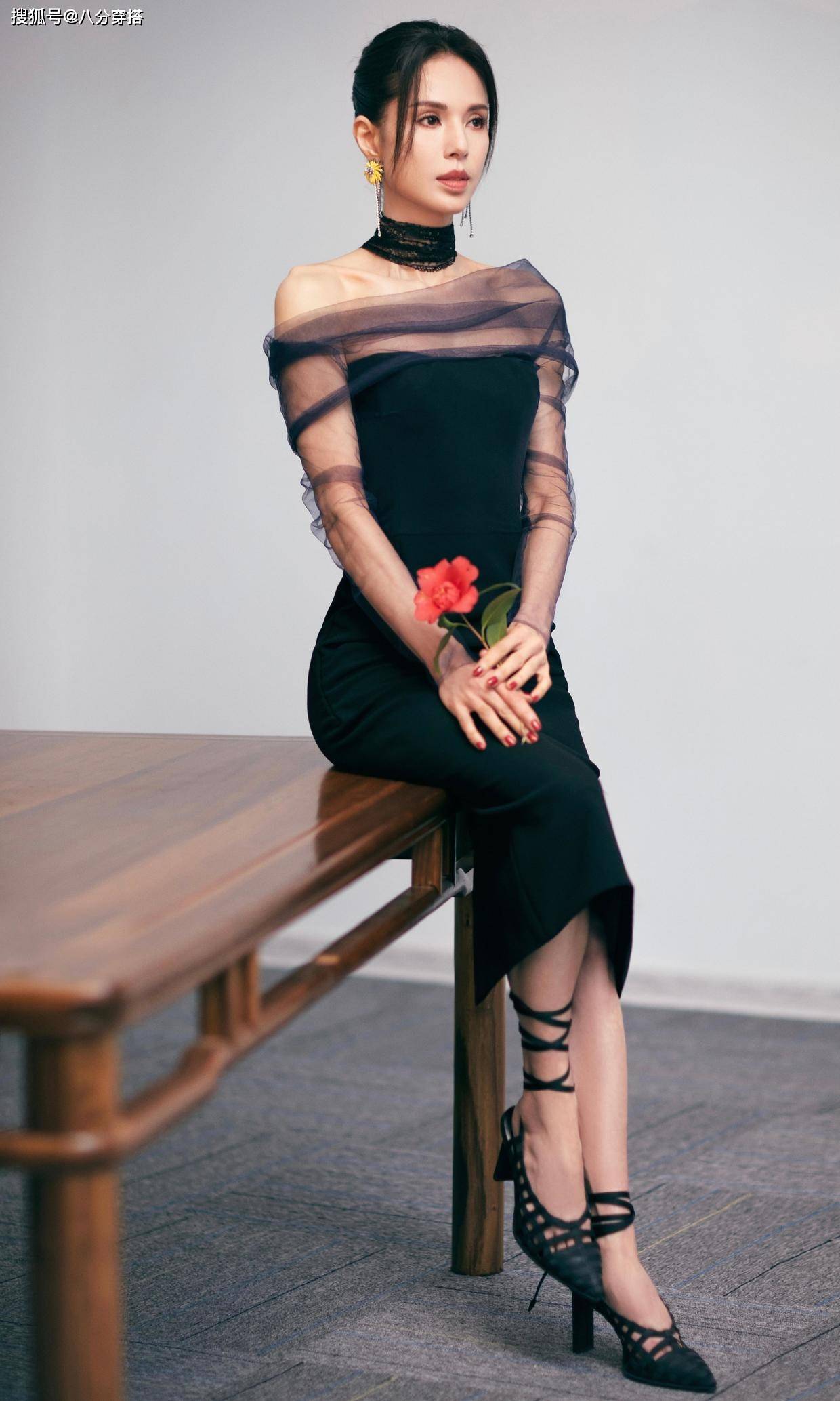 身材 李若彤有多自信？穿红色大衣配丝袜秀“小鸟腿”，这身材堪比少女