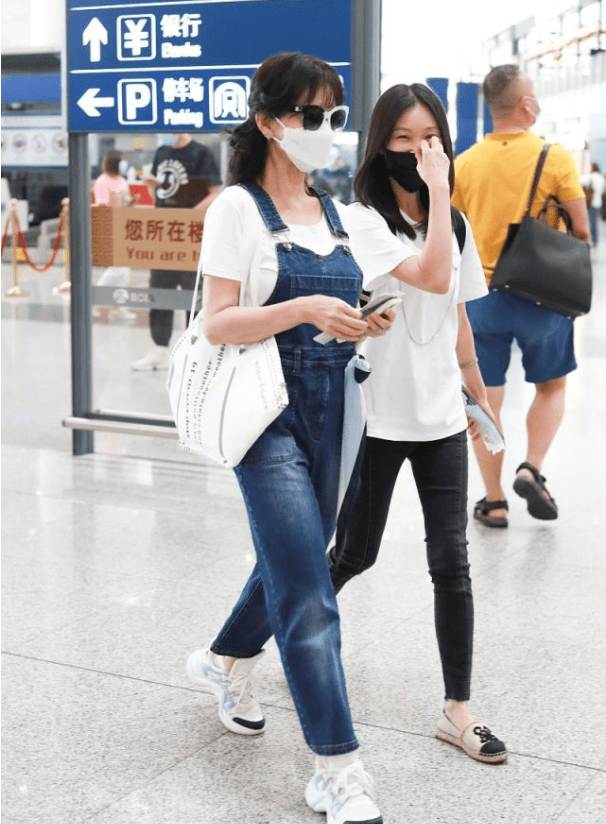 身姿 赵雅芝确实有扮嫩资本,66岁身姿仍窈窕,穿背带裤活力四射真青春