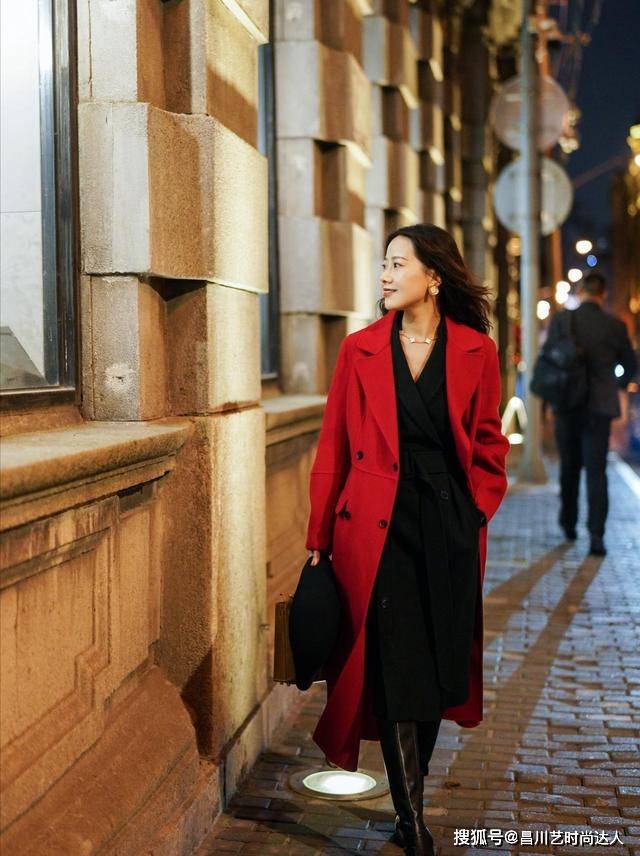 服装 变美不靠长相靠穿搭!这三款配色高级时尚,看一眼就心动