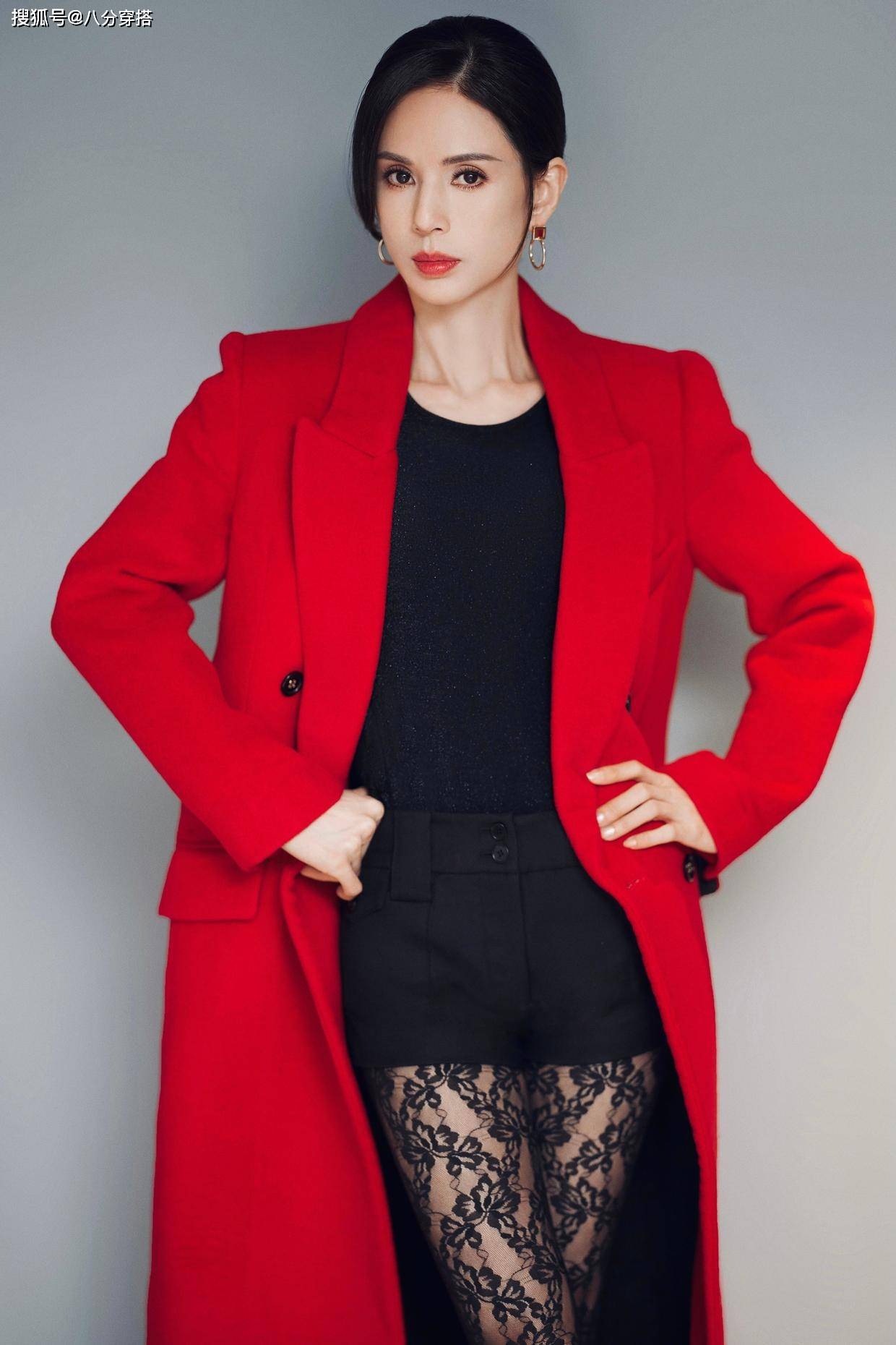 身材 李若彤有多自信？穿红色大衣配丝袜秀“小鸟腿”，这身材堪比少女