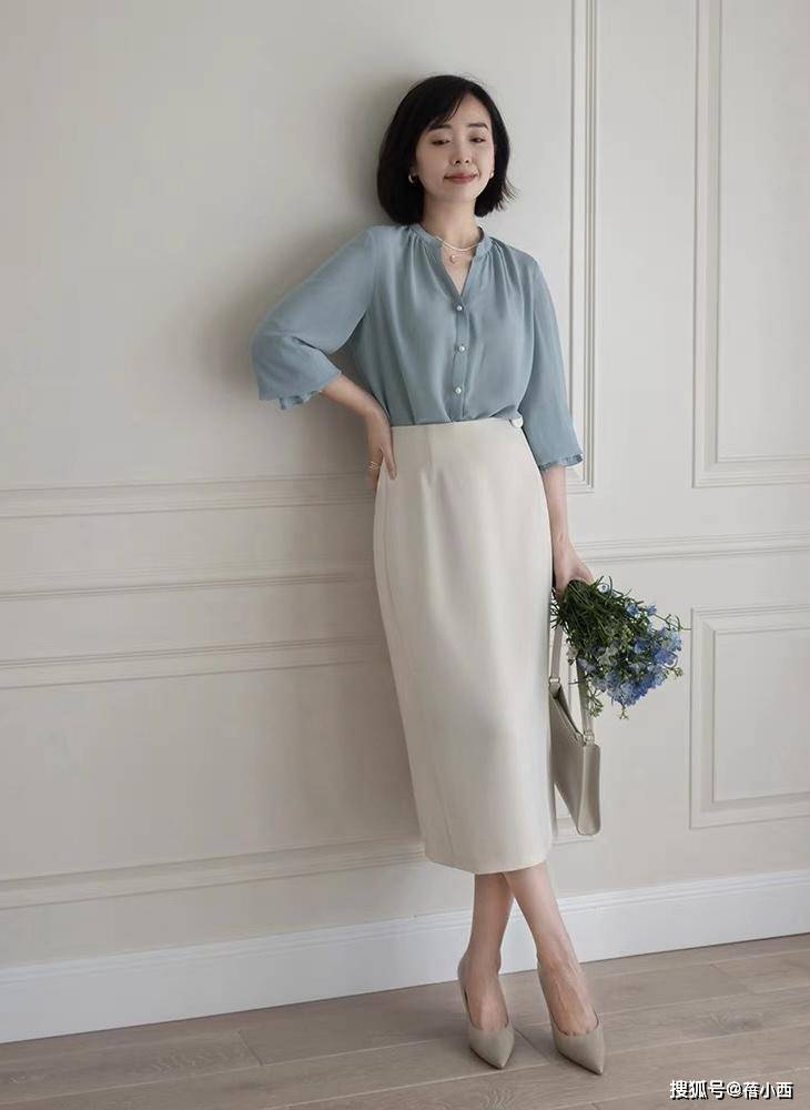 曲线 秋季还是穿“过膝裙”最优雅，选这4款搭配毛衣、针织衫，真高级