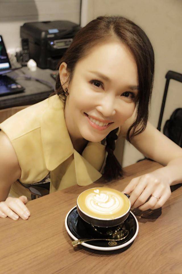 发型 范文芳真是美“爆”了，穿短款上衣配半身裙优雅端庄，浪漫精致