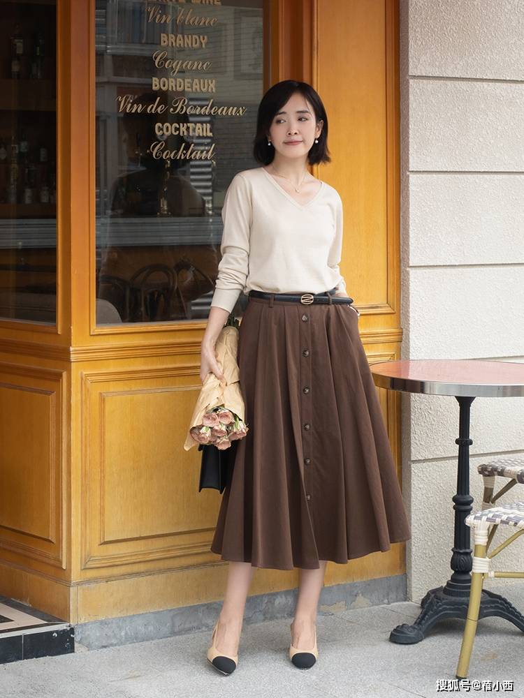 曲线 秋季还是穿“过膝裙”最优雅，选这4款搭配毛衣、针织衫，真高级