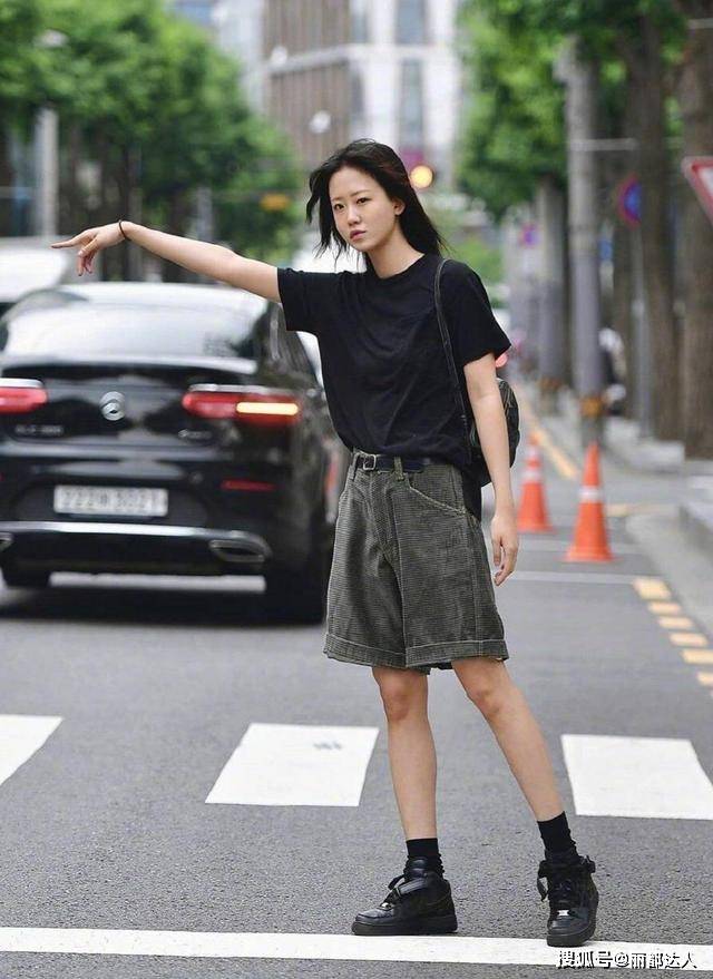 个性 人间真实”的首尔街拍：皮肤黑、个子矮，但仅凭“穿搭”就赢了