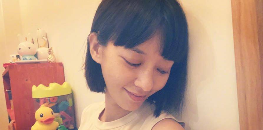 活动|陈意涵挺9月孕肚出席活动，黑裙低调不显腹，孕期身材管理超在线