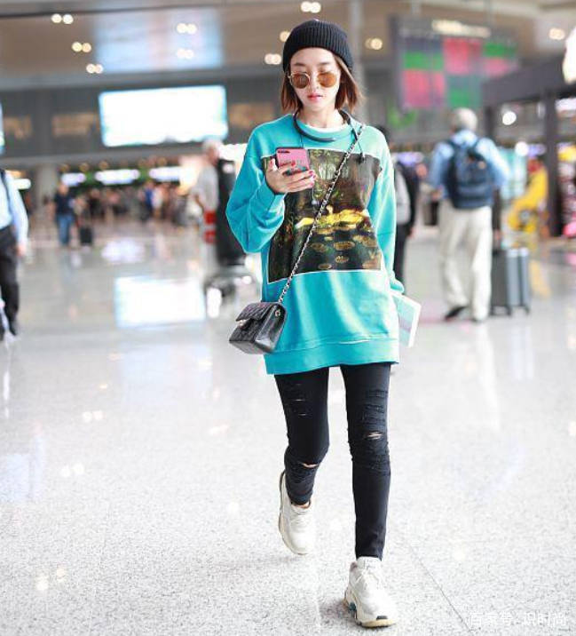 黑色 唐艺昕嘻哈打扮现身机场,印花卫衣配小脚裤,看着比张若昀还有型