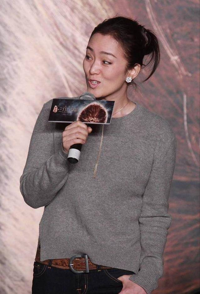 大婶 巩俐走下神坛，牛仔裤装让人大跌眼镜，这身材和普通大婶没啥区别