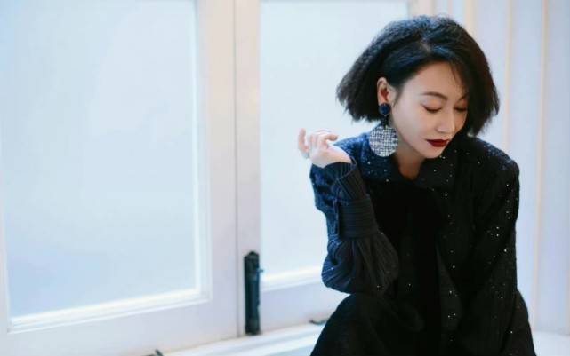 黑色 这才是顶流排面！阿玛尼大秀明星全开挂，童瑶“换脸”抢全场风头