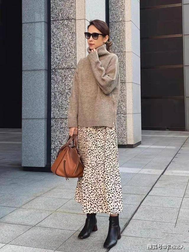黑色 50岁女人穿衣越简单越高级，秋季毛衣极简搭配，气质又时髦