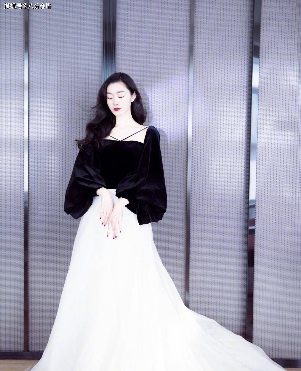 亮点 宋轶真是又美又飒，穿黑色皮衣帅气利落又有气场，美得高调