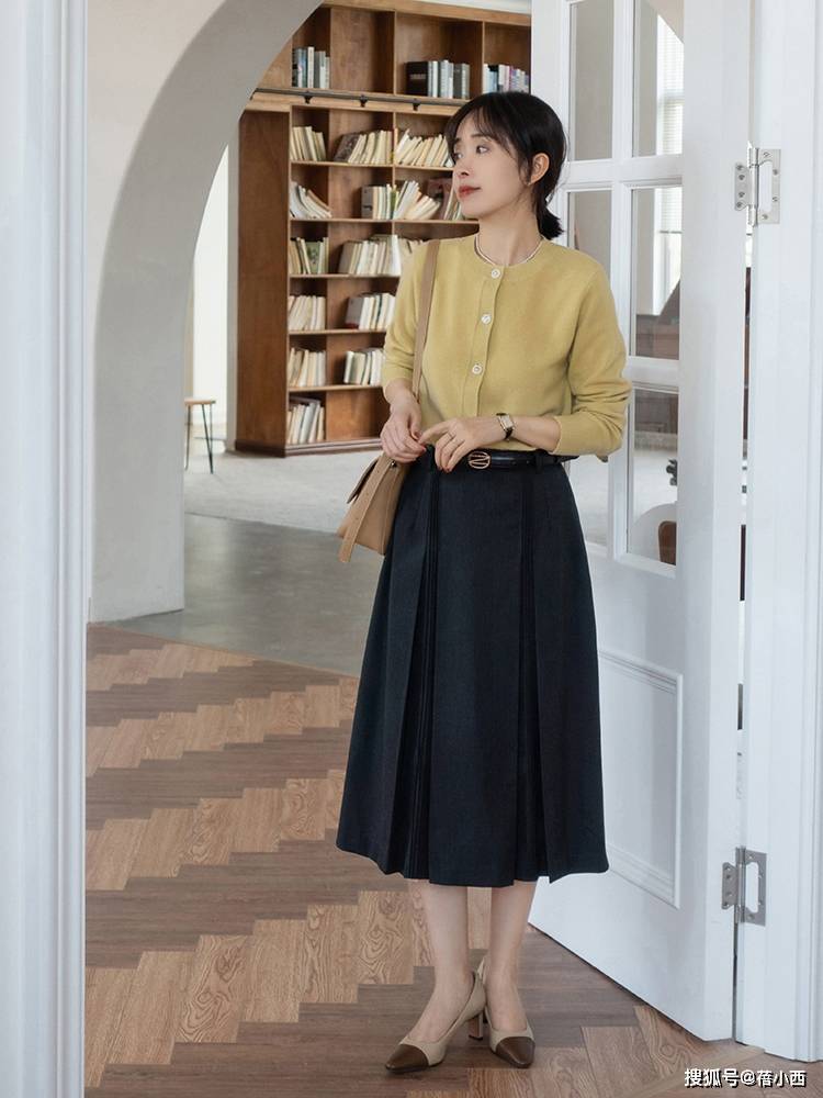 曲线 秋季还是穿“过膝裙”最优雅，选这4款搭配毛衣、针织衫，真高级