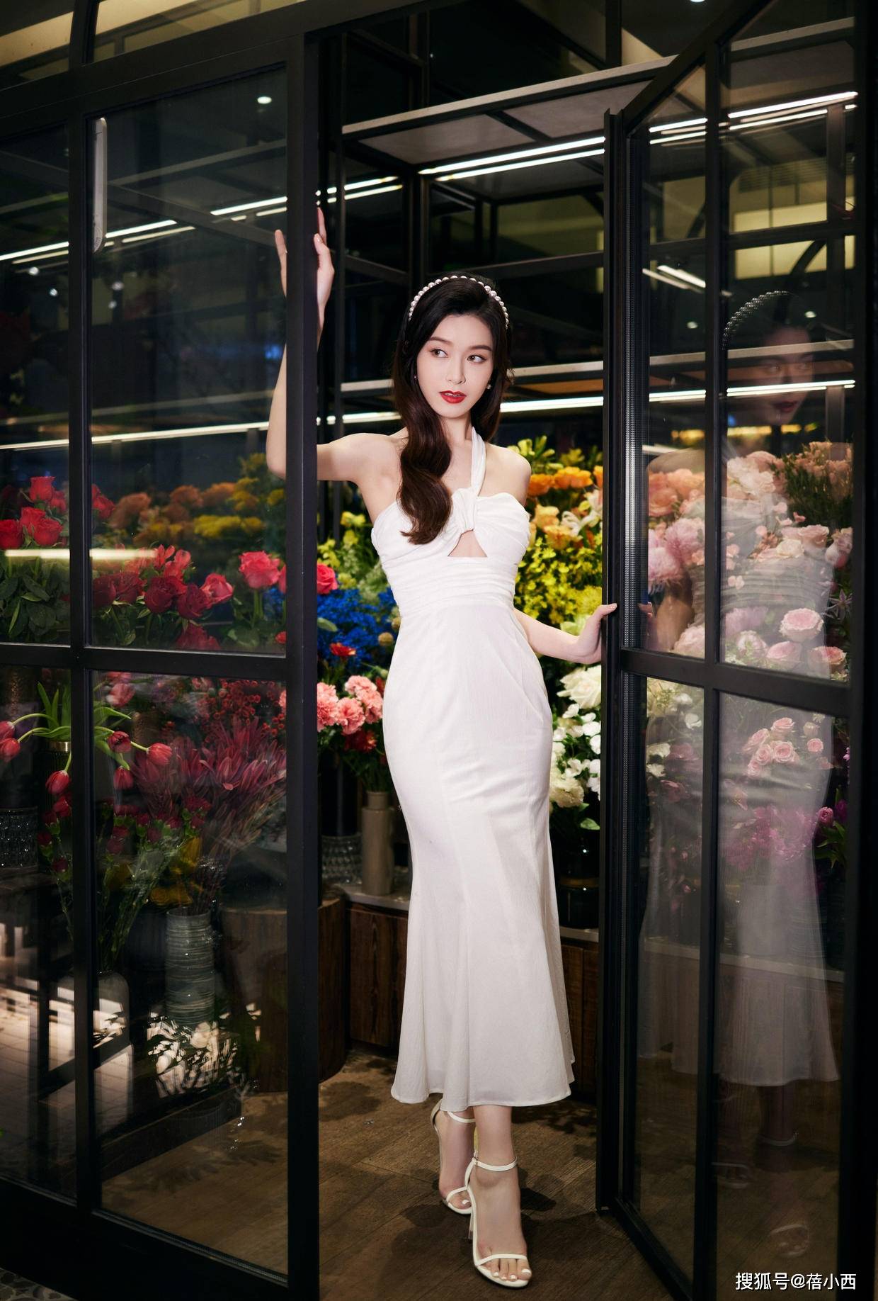 玉女 被文咏珊的“玉女背”美到了！穿着露背长裙毫不掩饰，真不怕走光