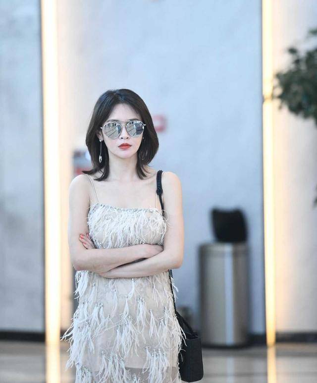 于明加 于明加真是厉害了，穿格纹衬衫配短裤走机场简约随性，气质高级