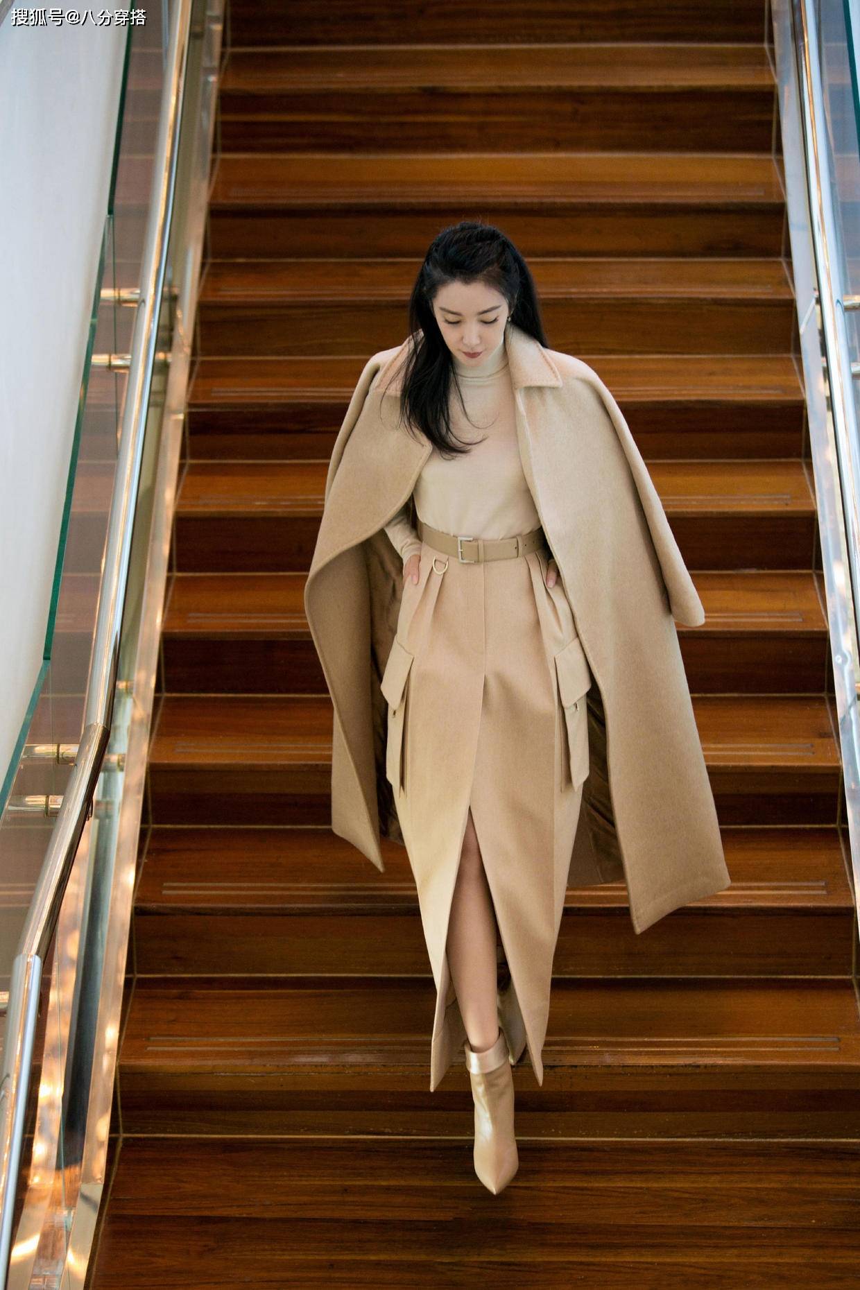 李冰冰 李冰冰新造型太美，绿毛衣配印花半裙大玩少女风，青春减龄好惹眼