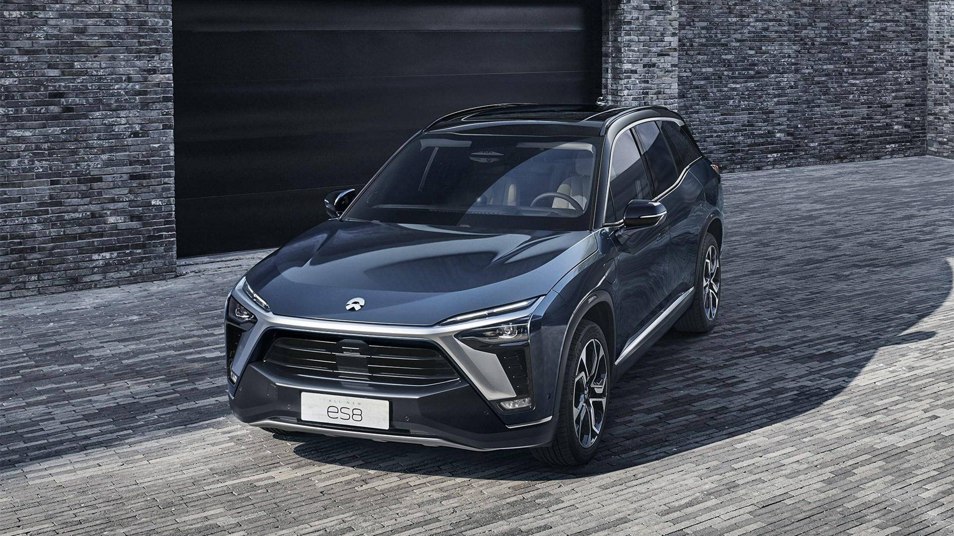 但是整体坐在车里的感受,我觉得蔚来es8真的有那种大型suv的感觉,就是