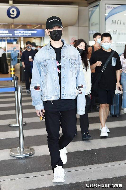 整体 黄晓明瘦身成功变型男,身穿暗红色套装真酷,不再是“油腻霸总