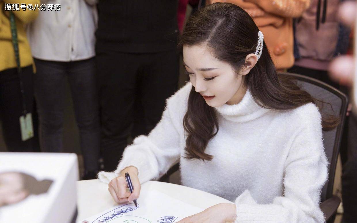 亮点 宋轶真是又美又飒，穿黑色皮衣帅气利落又有气场，美得高调