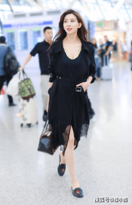 身材“林志玲”一把年纪还这么大胆，穿透视衣走机场，真不怕老公吃醋