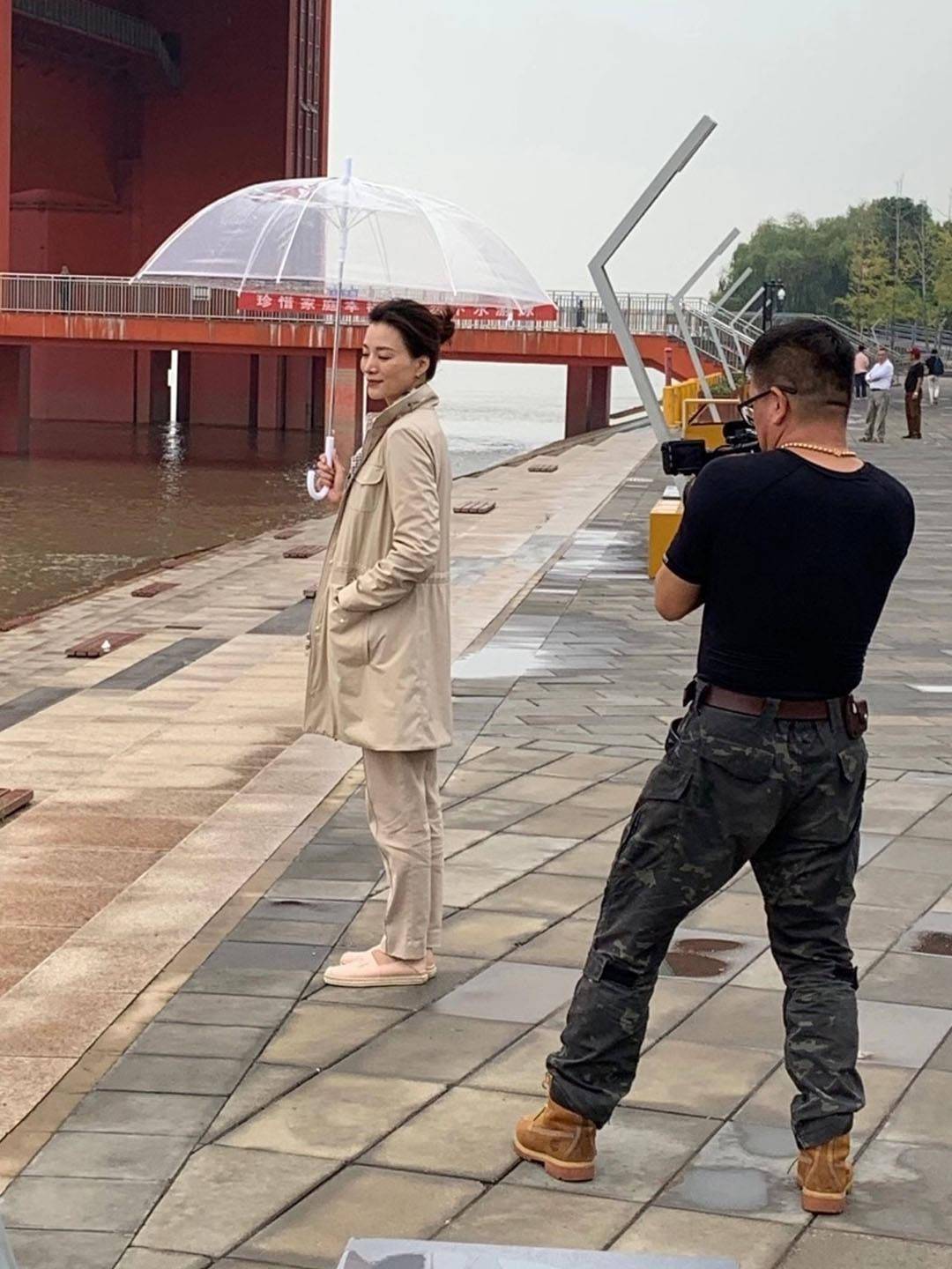 皮肤董卿气质好是包装出来的，素颜土黄皮松，驼着背俨然一个老阿姨！