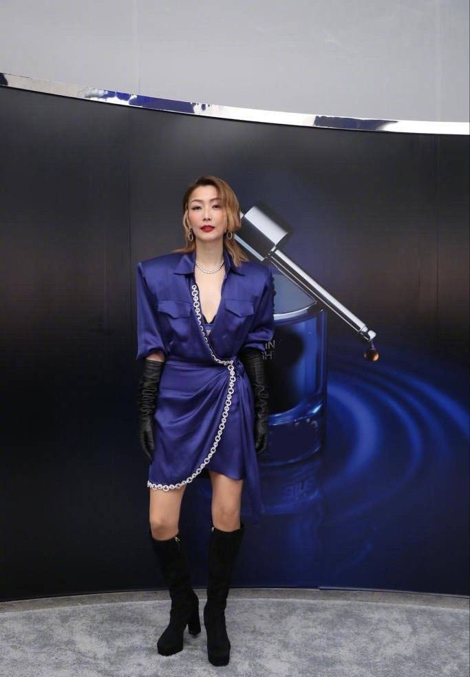 设计 郑秀文状态超绝！衬衫裙配蕾丝内搭又酷又美，身旁李嘉欣黯然失色